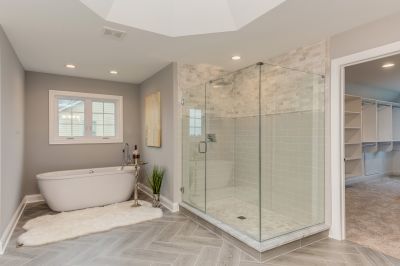 Glass-enclosed Tub